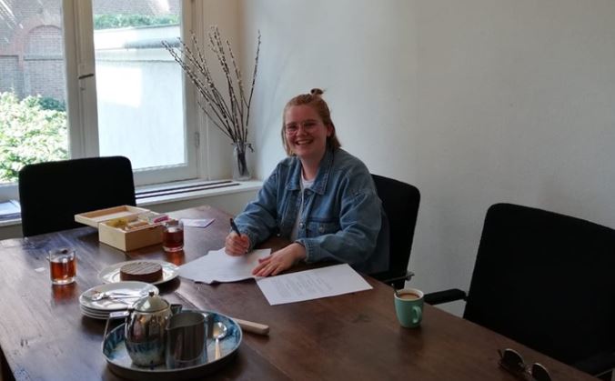 Willemijn Kranendonk tekende op 20 juni een contract voor haar debuutroman bij Uitgeverij Van Oorschot.