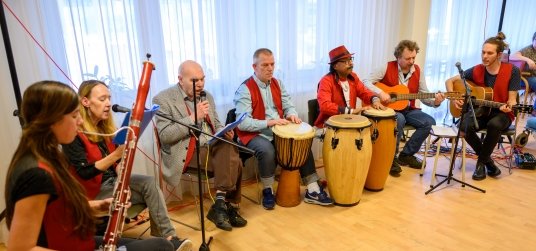 The residents of the Domus house band play the music of their youth, revisiting good memories from the past.