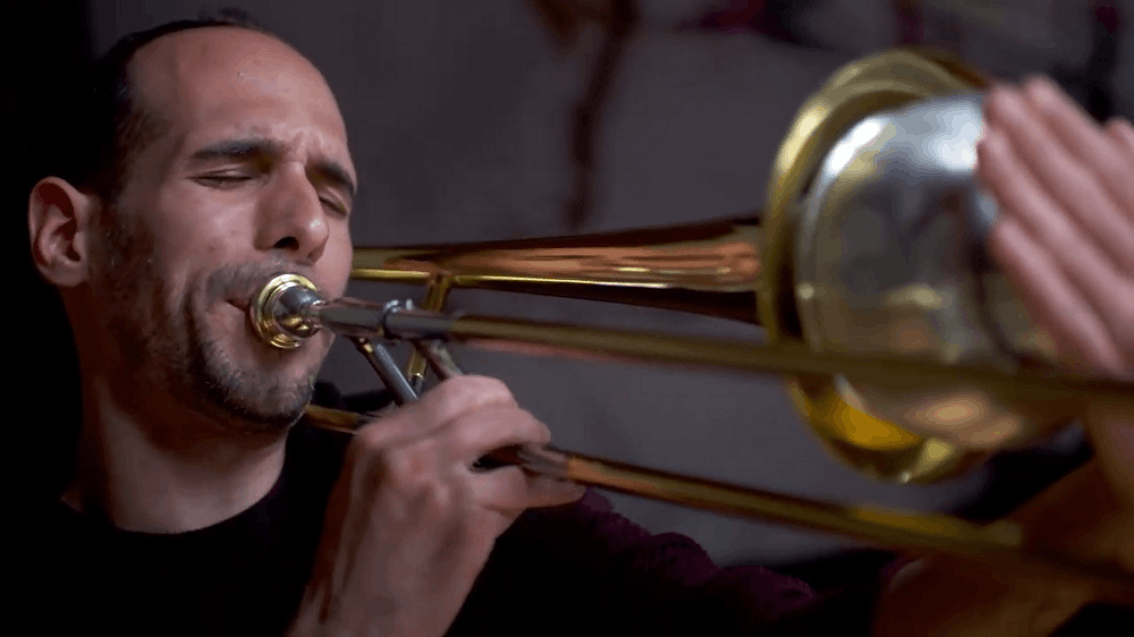 Román Sanchéz Alonso, masterstudent klassieke muziek. Film still uit de video.