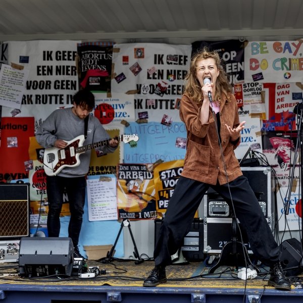 Anne Reitsma tijdens haar performance op Over het IJ Festival.
