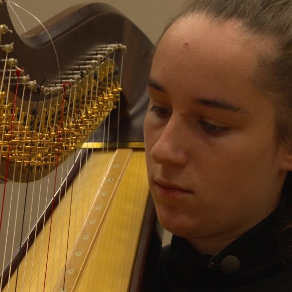 Jareach Gilula, graduate in Classical Music (bachelor) at the ArtEZ Academy of Music in Zwolle, playing the harp