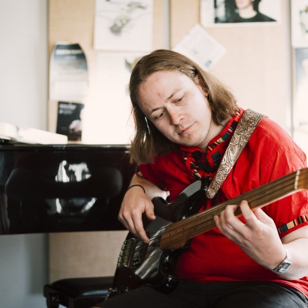 Beeld: Rachelle Stoffels | Joey Vos rondt de master Jazz & Pop bij ArtEZ in Zwolle af met een zelfgeschreven compositie.
