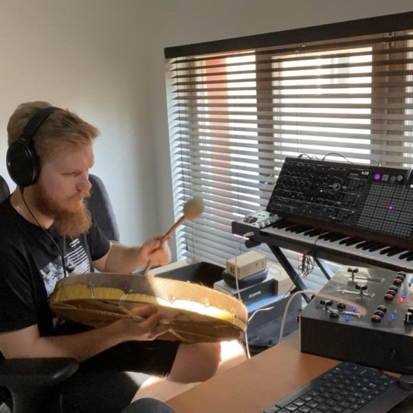 Saul Jurgelevicius met zijn zelfgemaakte looper-instrument, The Rythm Catcher.