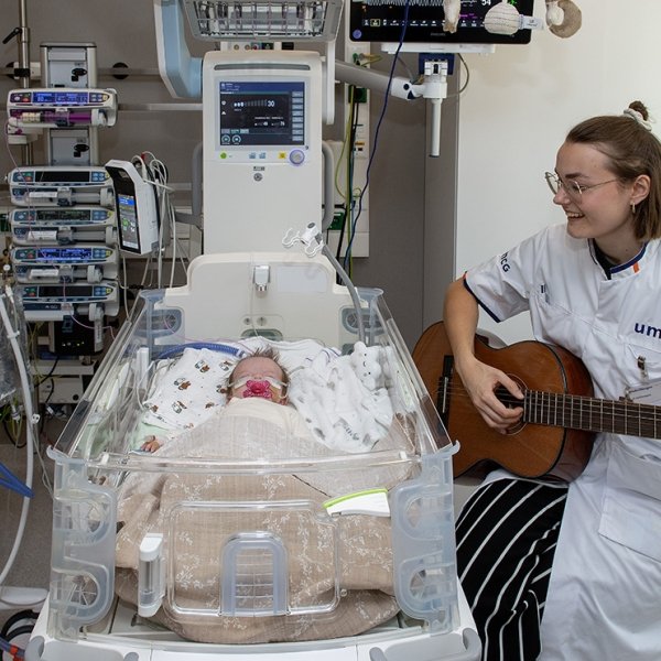 Melodieën van hoop: muziektherapie voor te vroeg geboren baby’s