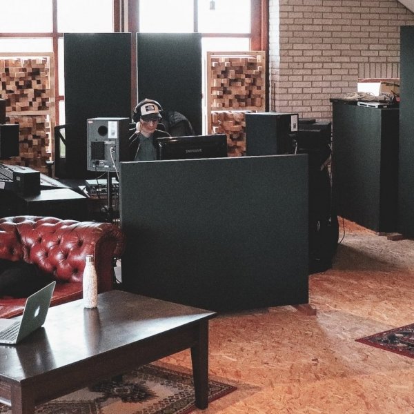 Met haar afstudeerproject 'Waar Woorden Tekortschieten Klinkt Muziek' hielp Zoë van Huit mensen om hun verhaal te vertellen door middel van een zelfgeschreven nummer.