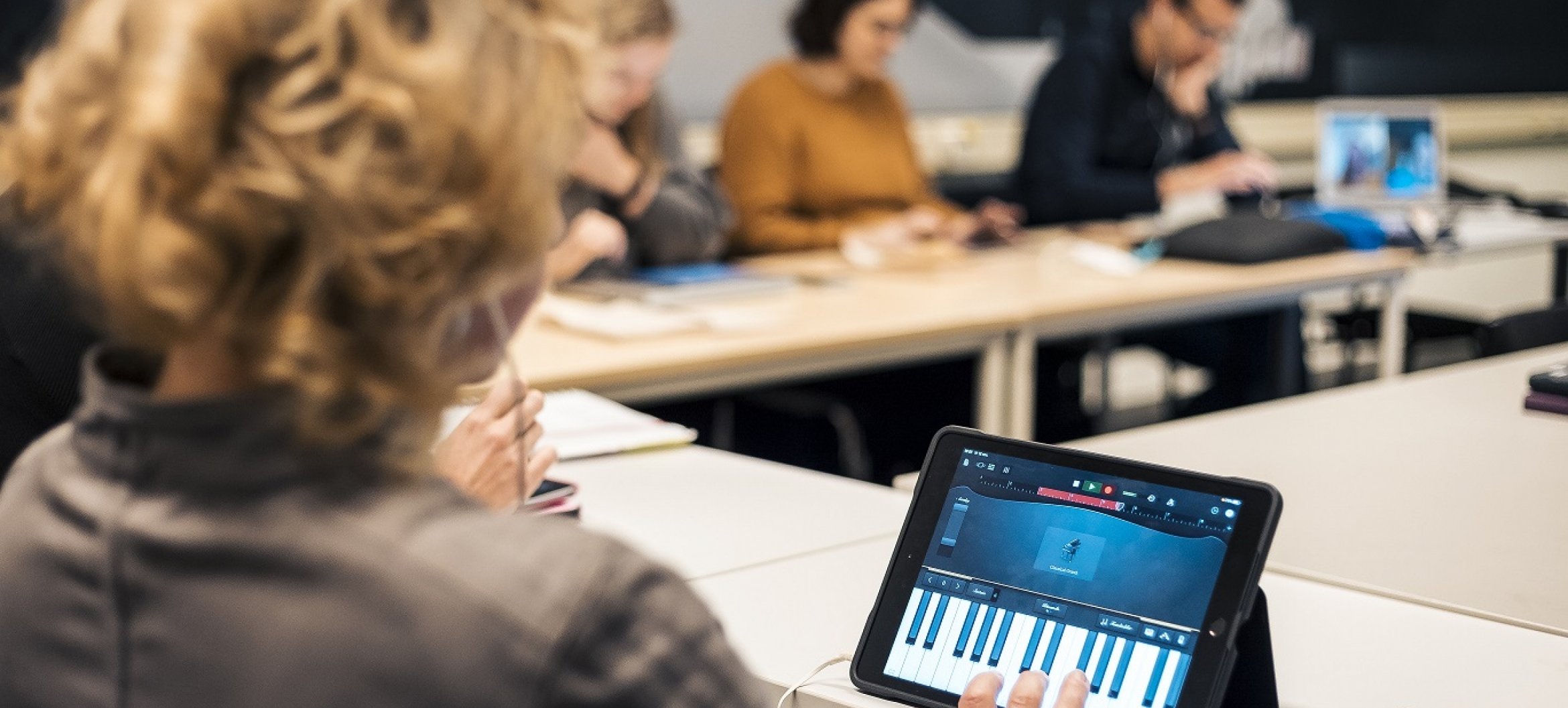 Masterstudenten Muziektherapie aan het werk met digitale muziektechnologieën.