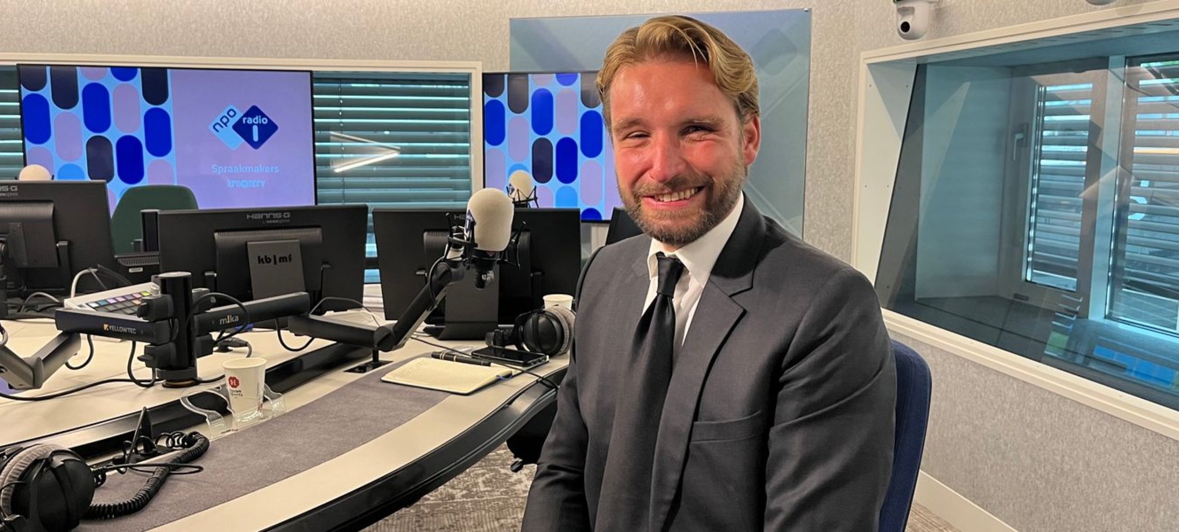 Artur Jaschke on set at NPO Radio 1's Spraakmakers. Photo via: NPO Radio 1