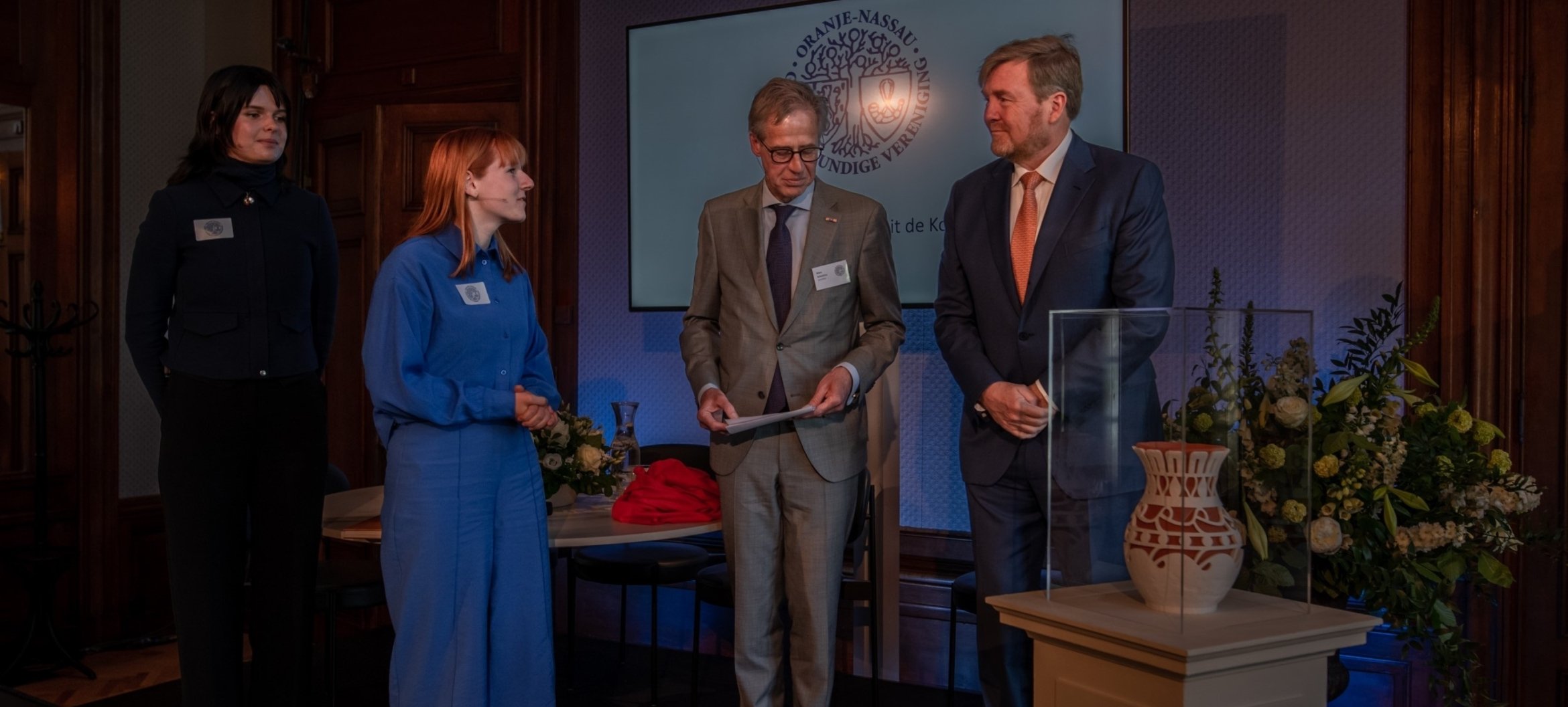 Eline de Boer and Irene van Dijke hand over the gift to King Willem-Alexander, photo by Theo van Woerden