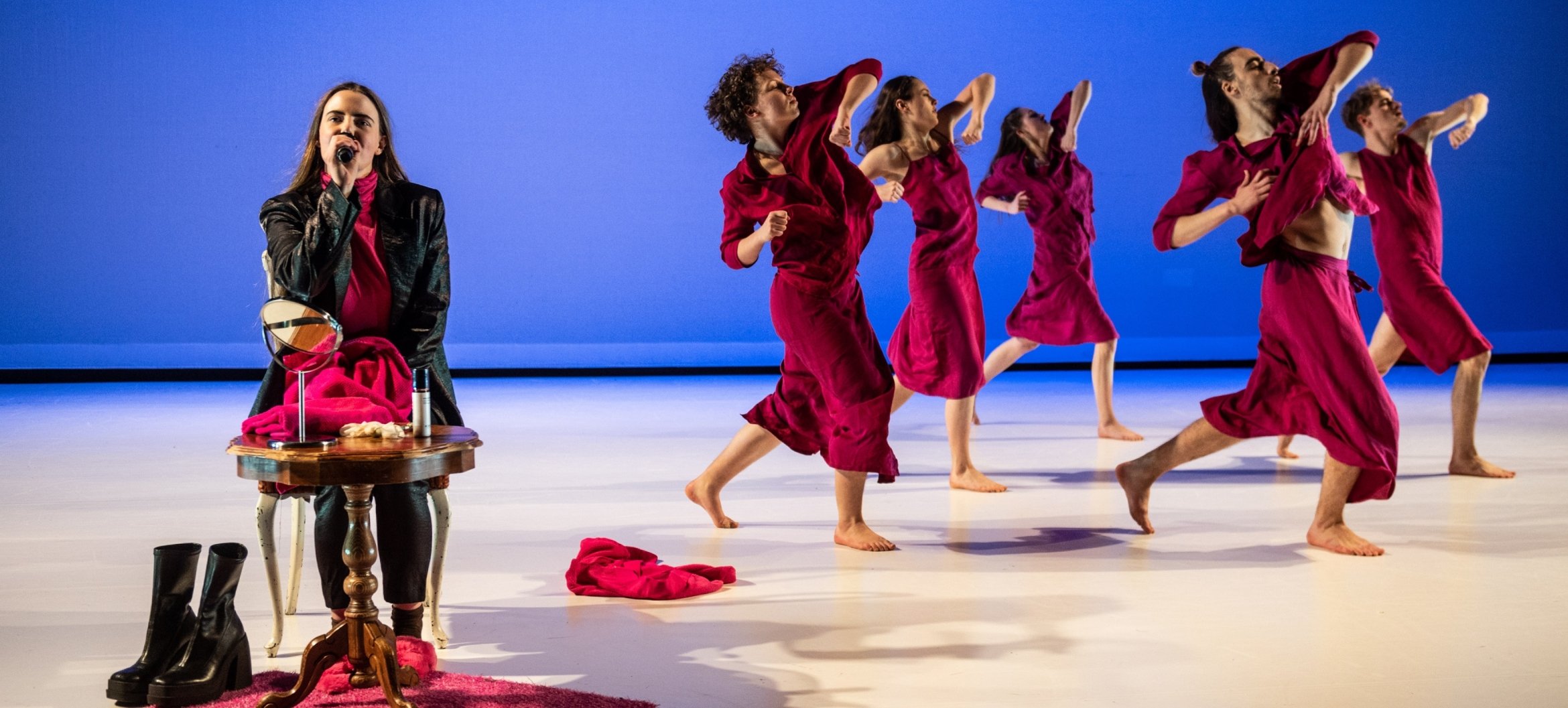 ‘We are All Dead on the Surface’: met dansers Sander Los, Elin Hallqvist, Lina Verveckken, Maxime Boel, Jens van der Pijl, en Rodrigo Goncalves Sousa Loureiro. Foto: Bart Grietens