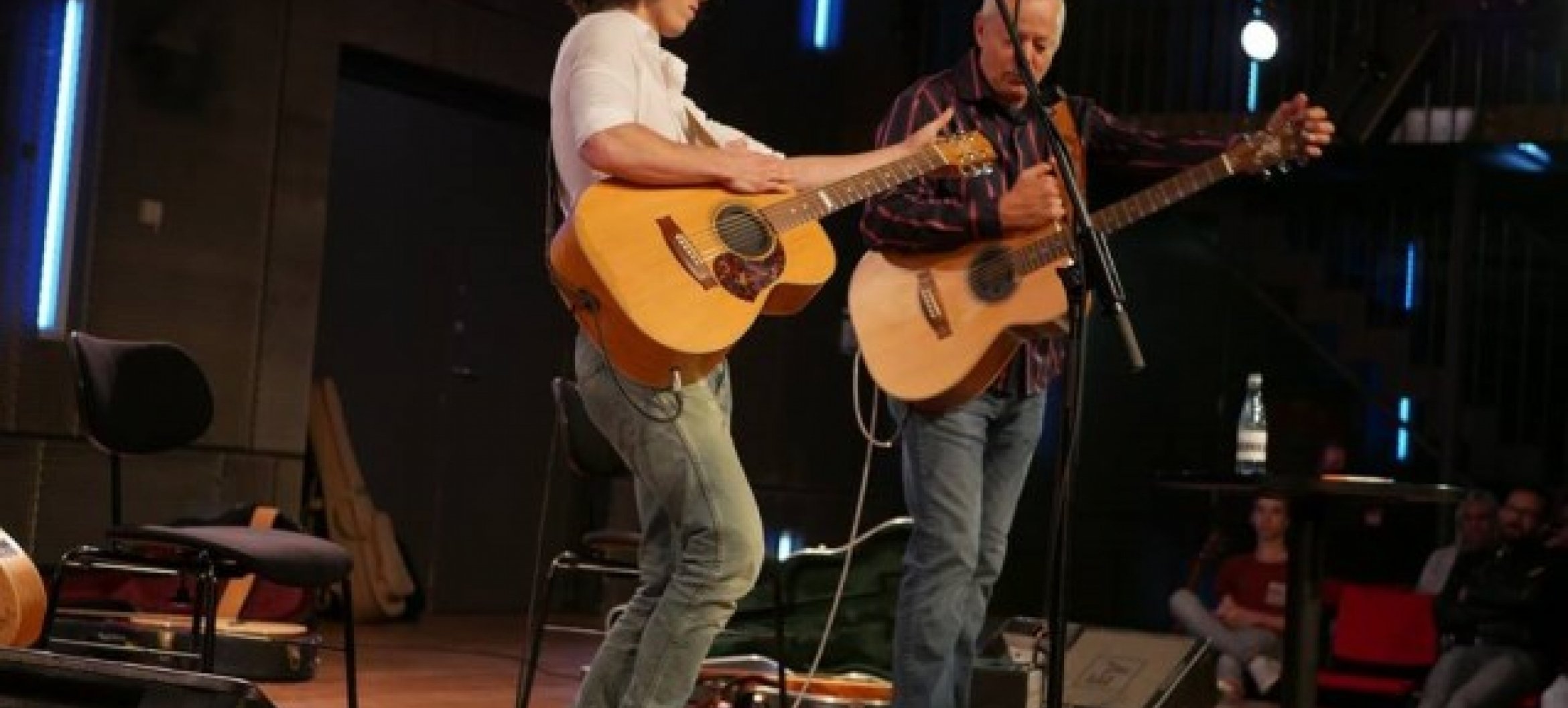Mart Hillen duetting with Tommy Emmanuels; photograph courtesy of Achterhoek Nieuws
