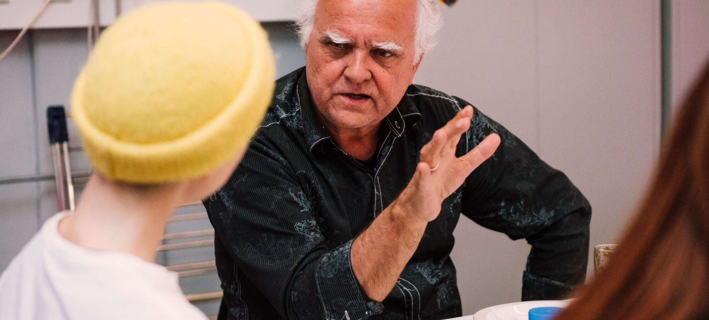 Lector Peter Sonderen in gesprek met studenten, Honours Lab-presentatie bij BioLab, AKI ArtEZ Academy of Art & Design