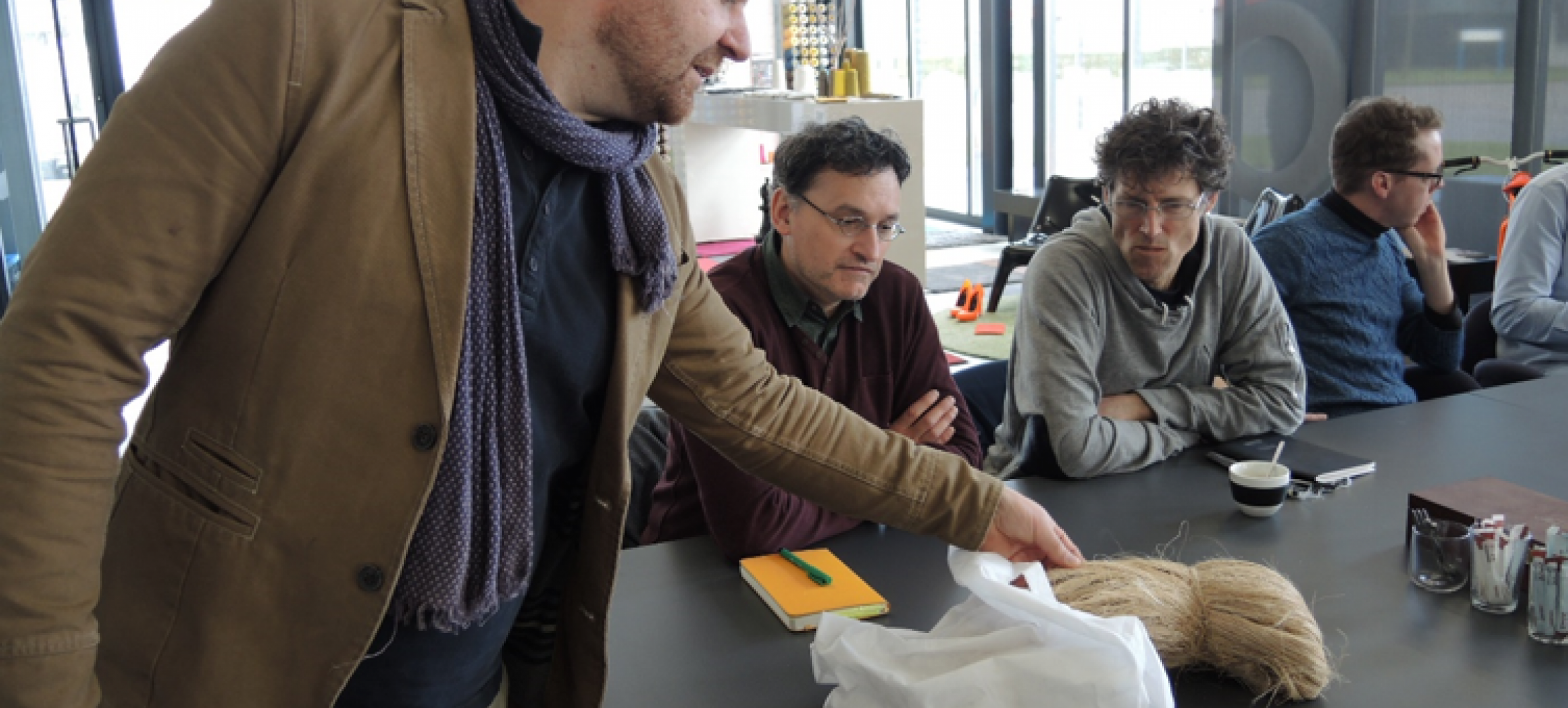 Ontwerper-onderzoeker Tjeerd Veenhoven, lector Jeroen van den Eijnde en ontwerpers op bedrijfsbezoek voor het project Composing the New Carpet