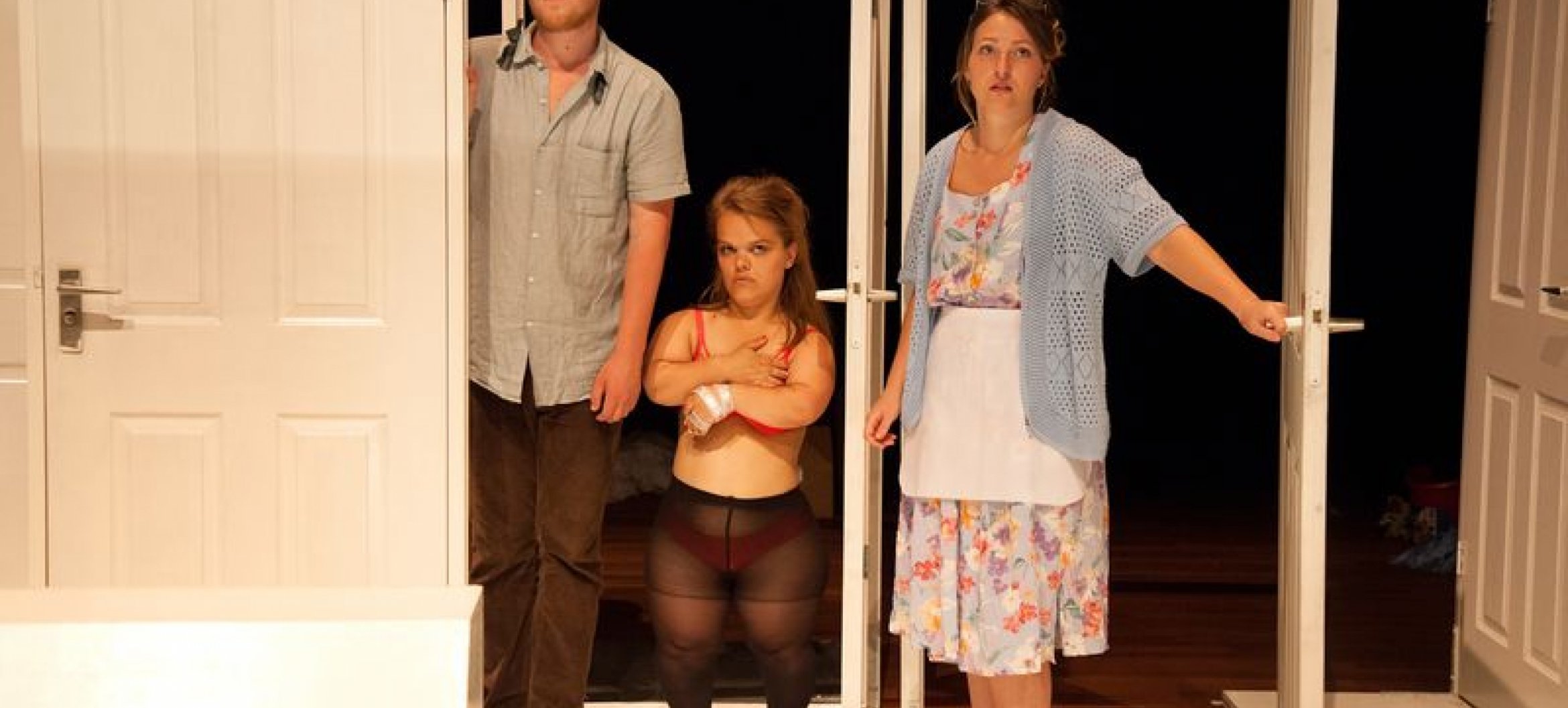 Een scène uit de eindvoorstelling Allen Af. Links Tim Schmidt, midden Tessa Jonge Poerink, rechts Whitney Sawyer. Foto Suzanne Ophof
