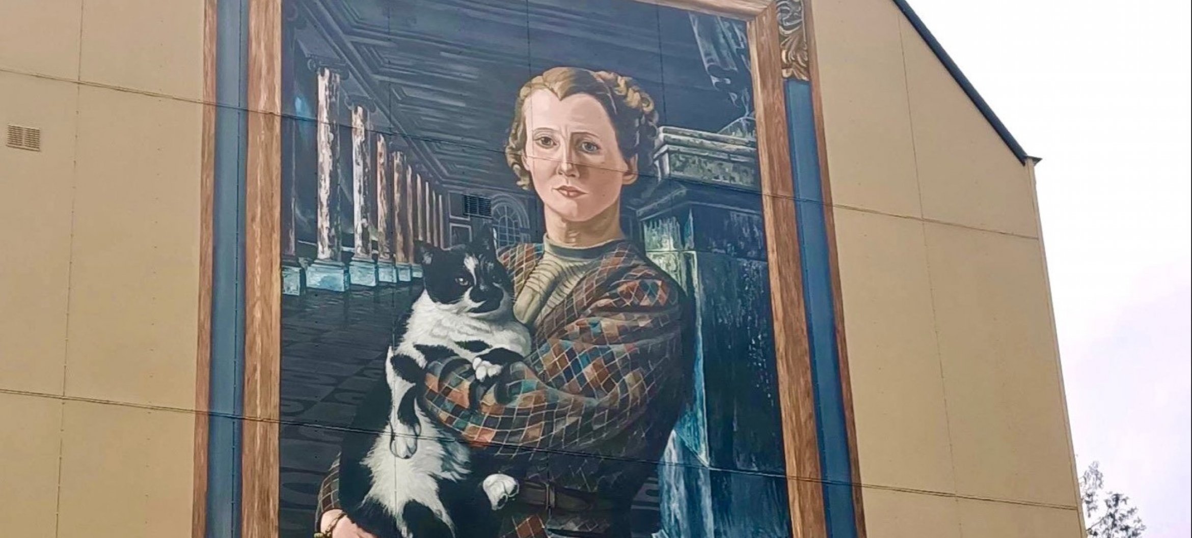 Wilma met kat van Carel Willink, aan de Utrechtseweg, geschonken door Museum Arnhem: een voorbeeld van kunst in de openbare ruimte in Arnhem vlakbij ArtEZ | Beeld: Melisa Evci.