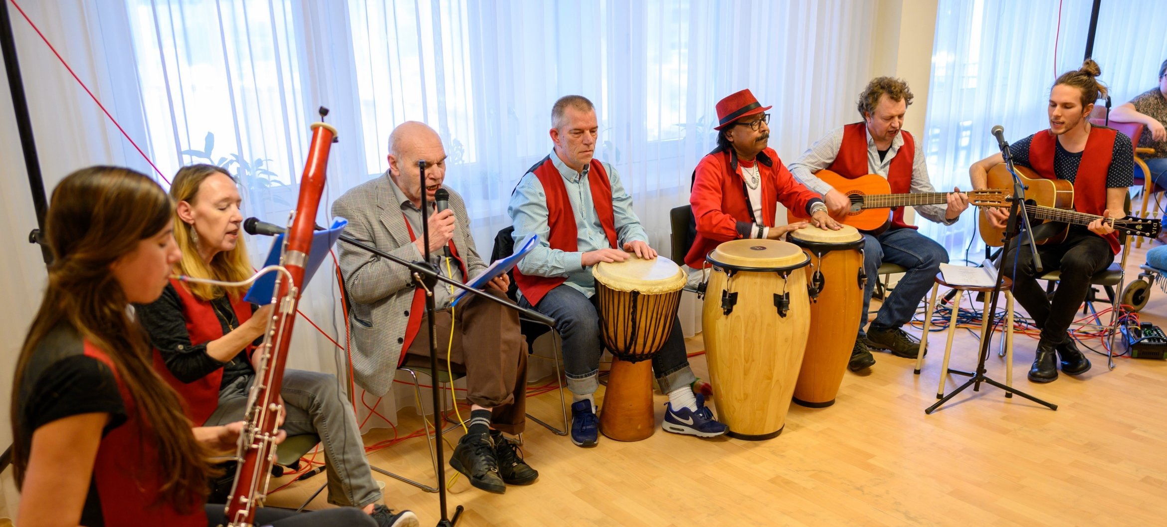 The residents of the Domus house band play the music of their youth, revisiting good memories from the past.