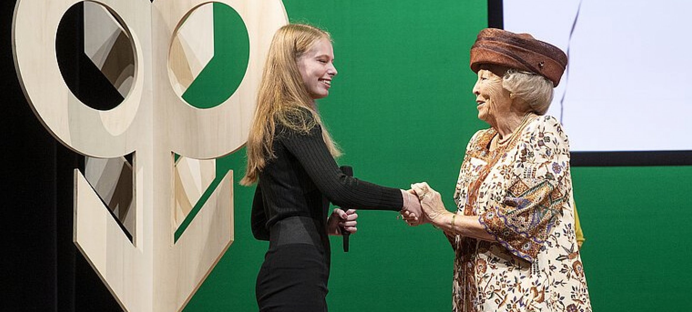 Prinses Beatrix praat na de onthulling met de maker van het jubileumkunstwerk Karlijn van der Weij, derdejaars Docent Beeldende Kunst &amp; Vormgeving in Arnhem. Beeld: Hollandse Hoogte / ANP