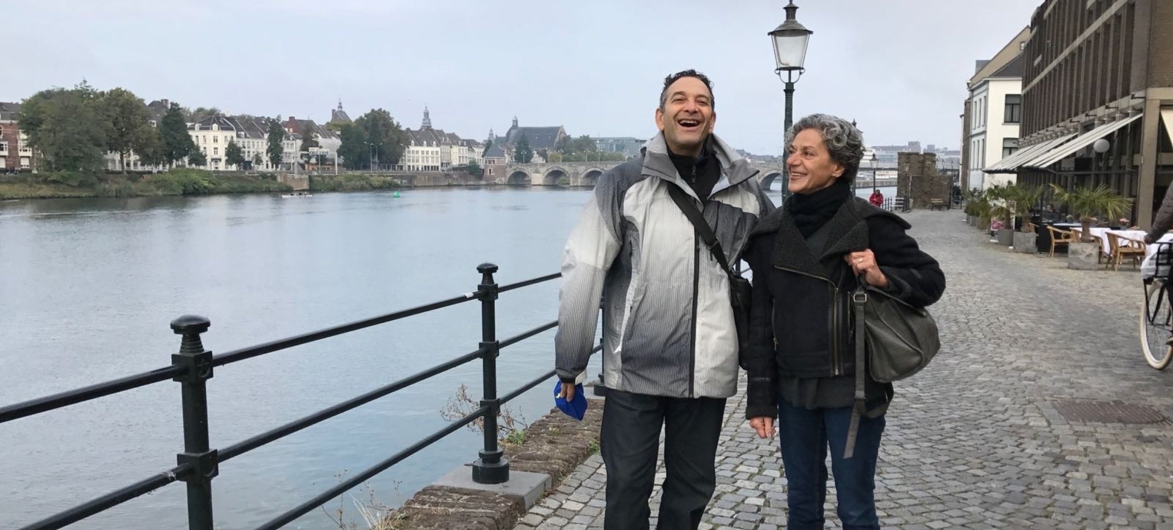 Marta geniet van Maastricht met haar collega Aryeh, op weg naar een voorstelling
