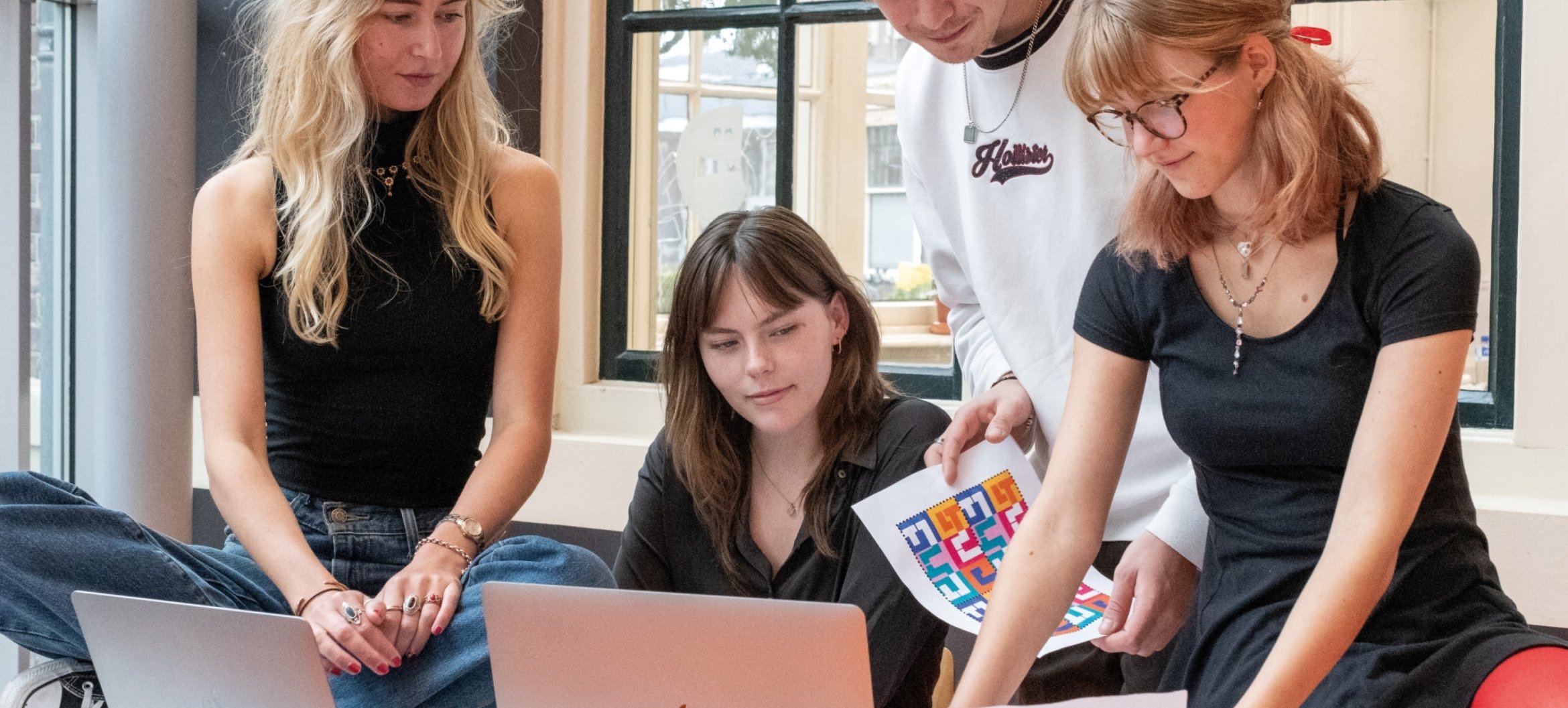 Emma Wijnsma, Demi de Vries en medestudenten Graphic Design werken aan hun postzegelontwerp