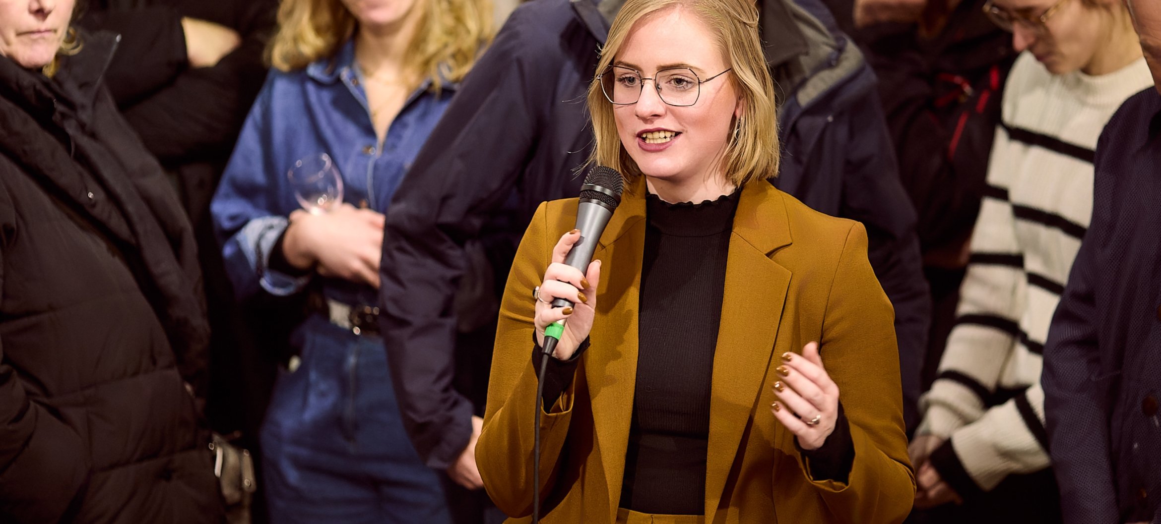 Megan Baarda tijdens de opening van HALVERWEGE in Kunstruimte Het Langhuis. Foto: Hans van Eijsden.