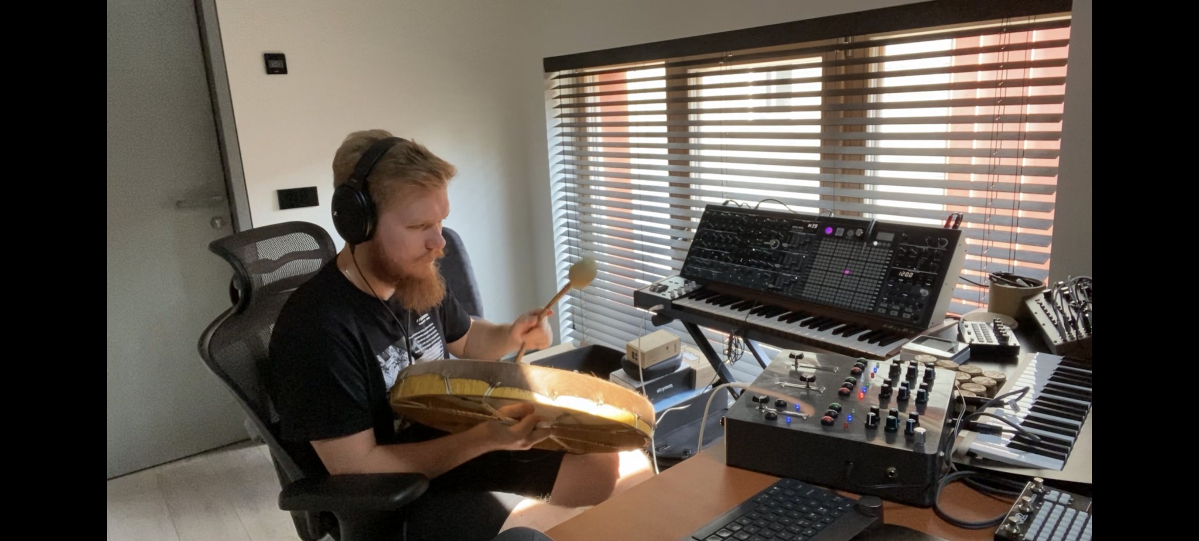 Saul Jurgelevicius with his self-made looper instrument: The Rythm Catcher.