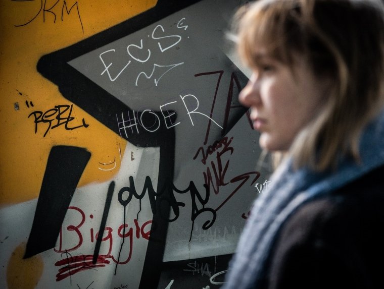 Marlous laat mensen straatintimidatie-ervaringen van vrouwen beleven | Beeld: © Rolf Hensel