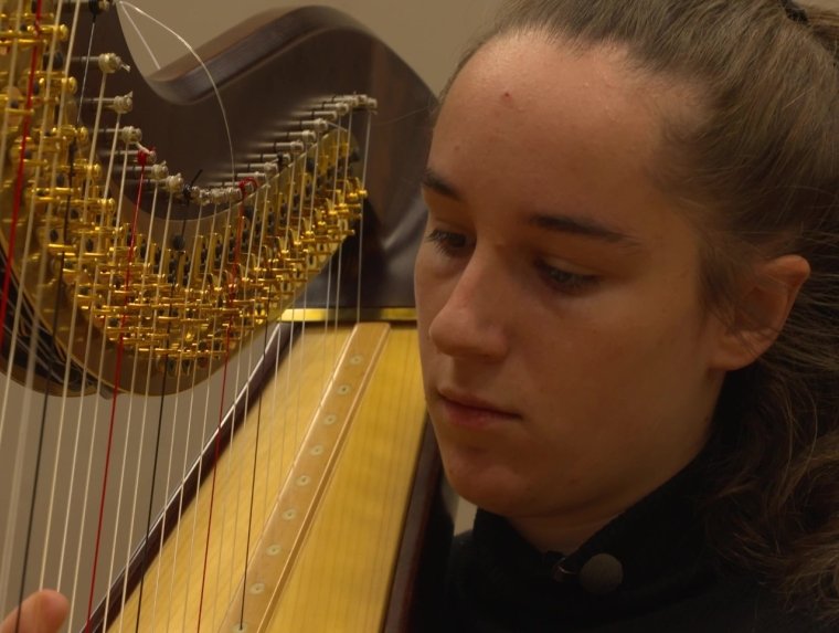 Jareach Gilula, afstudeerder van de bachelor Klassieke Muziek aan het ArtEZ Conservatorium in Zwolle, speelt de harp