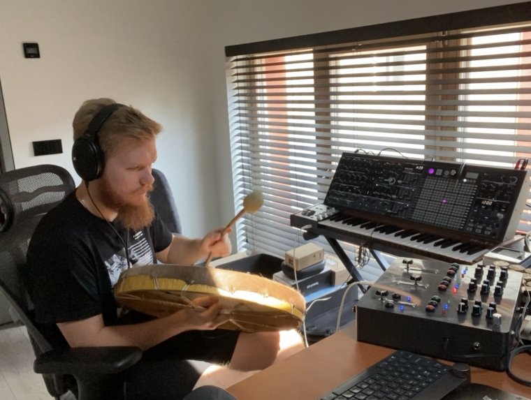 Saul Jurgelevicius with his self-made looper instrument: The Rythm Catcher.