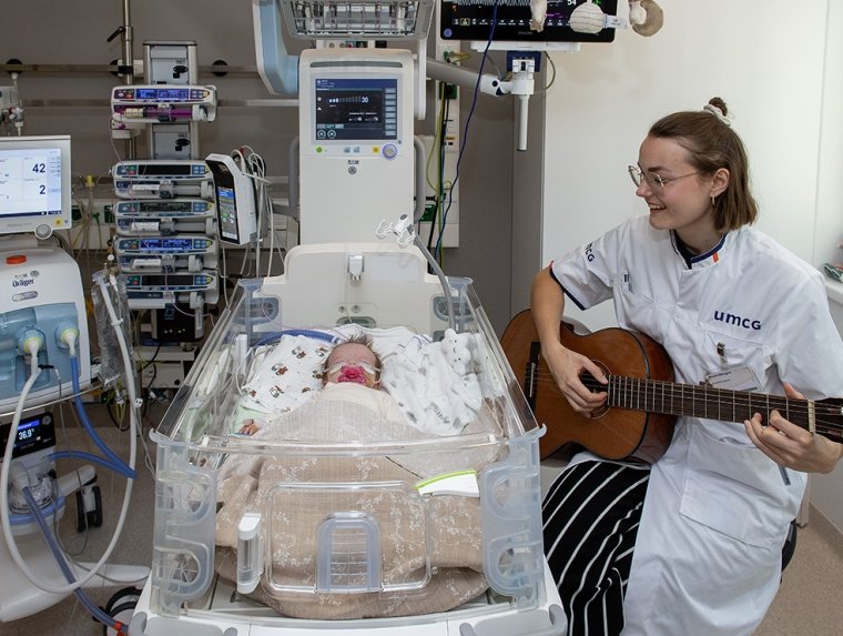 Melodieën van hoop: muziektherapie voor te vroeg geboren baby’s