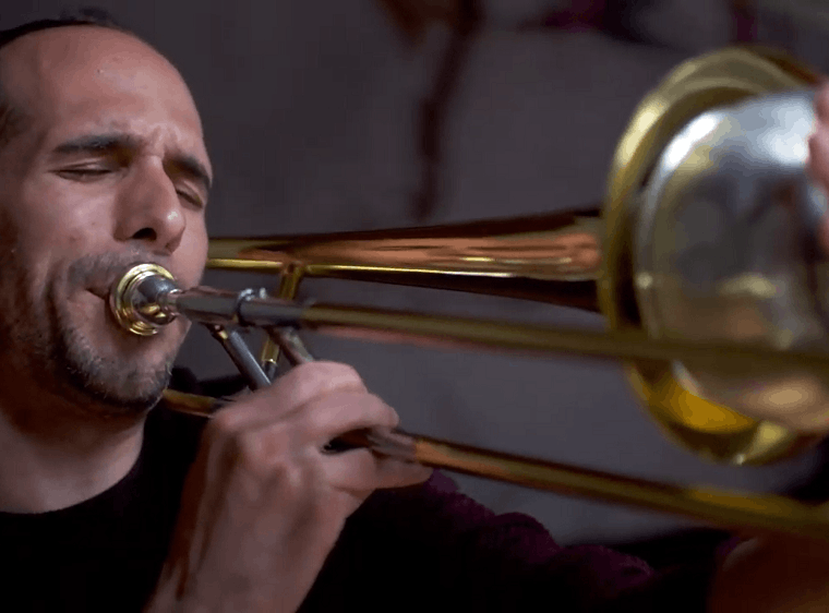 Román Sanchéz Alonso, masterstudent klassieke muziek. Film still uit de video.