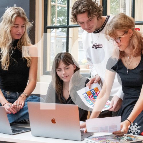 Lees het verhaal achter de postzegel 'Het Compliment'