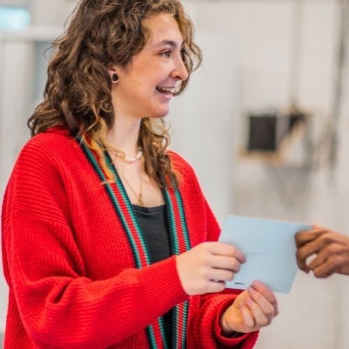 Kate studeert én staat voor de klas