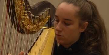 Jareach Gilula, afstudeerder van de bachelor Klassieke Muziek aan het ArtEZ Conservatorium in Zwolle, speelt de harp