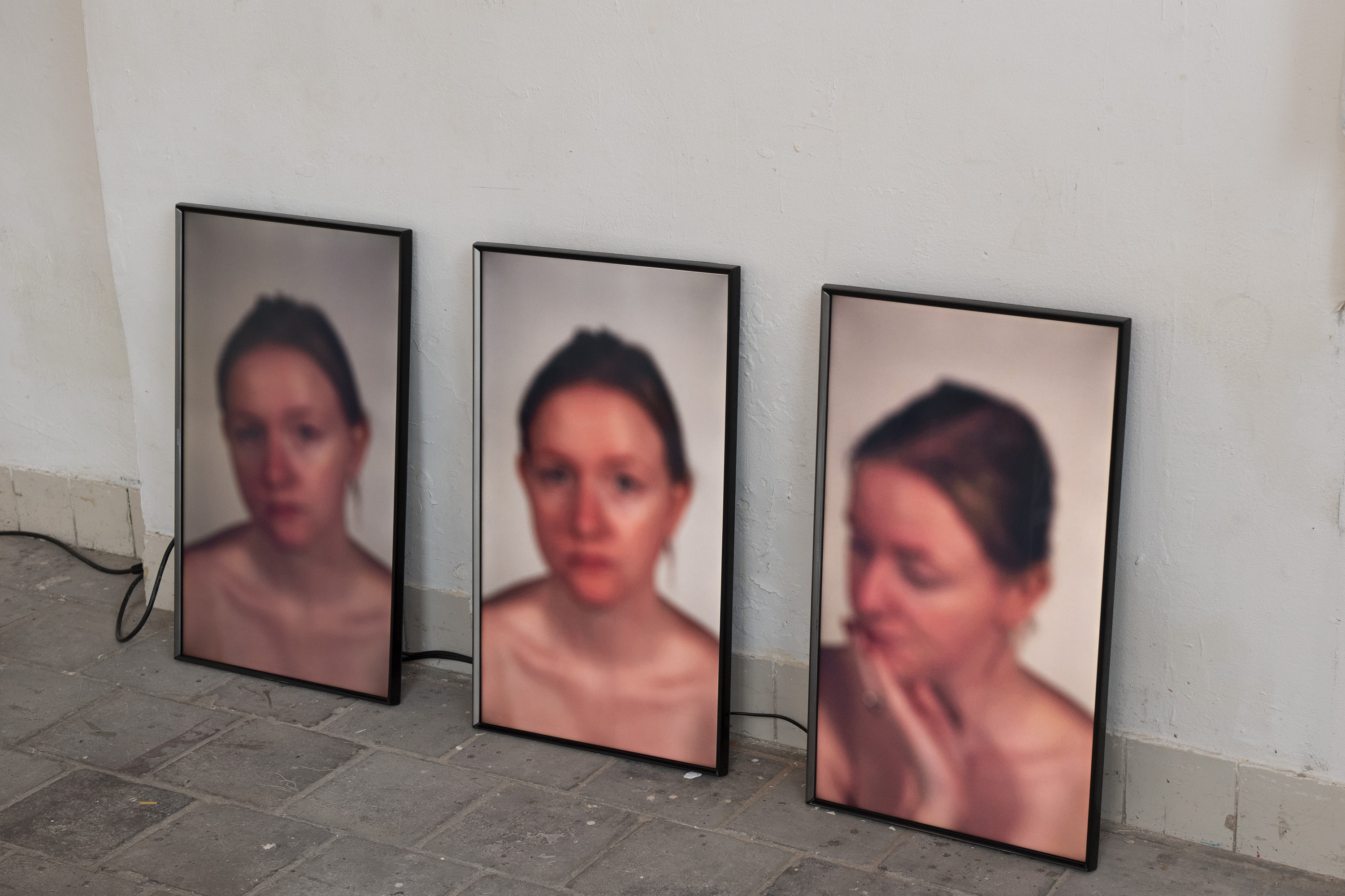 Megan Baarda, Gevoelsgezichten, 2023. Installatie bestaande uit drie video’s. Foto: Nico van Maanen. 