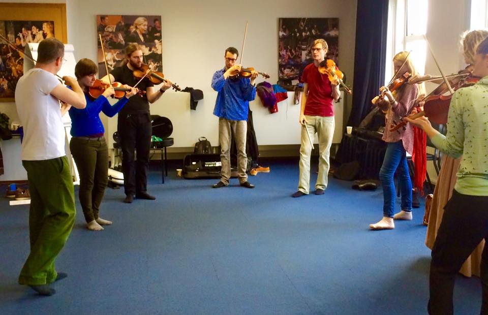 Oene van Geel in a group improv with our violin students.